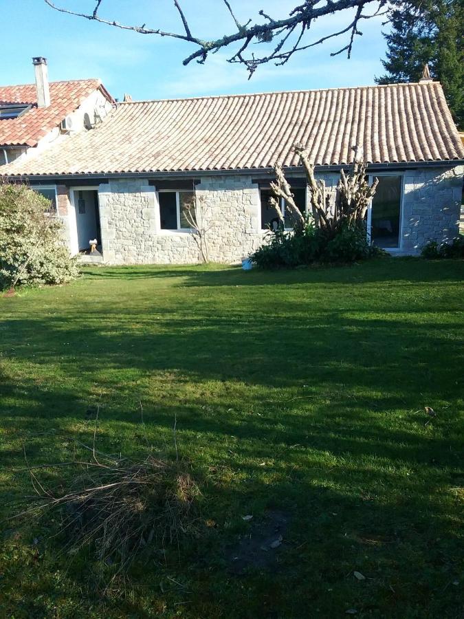 Villa Charmante A Bosset Avec Piscine Partagee Exteriör bild